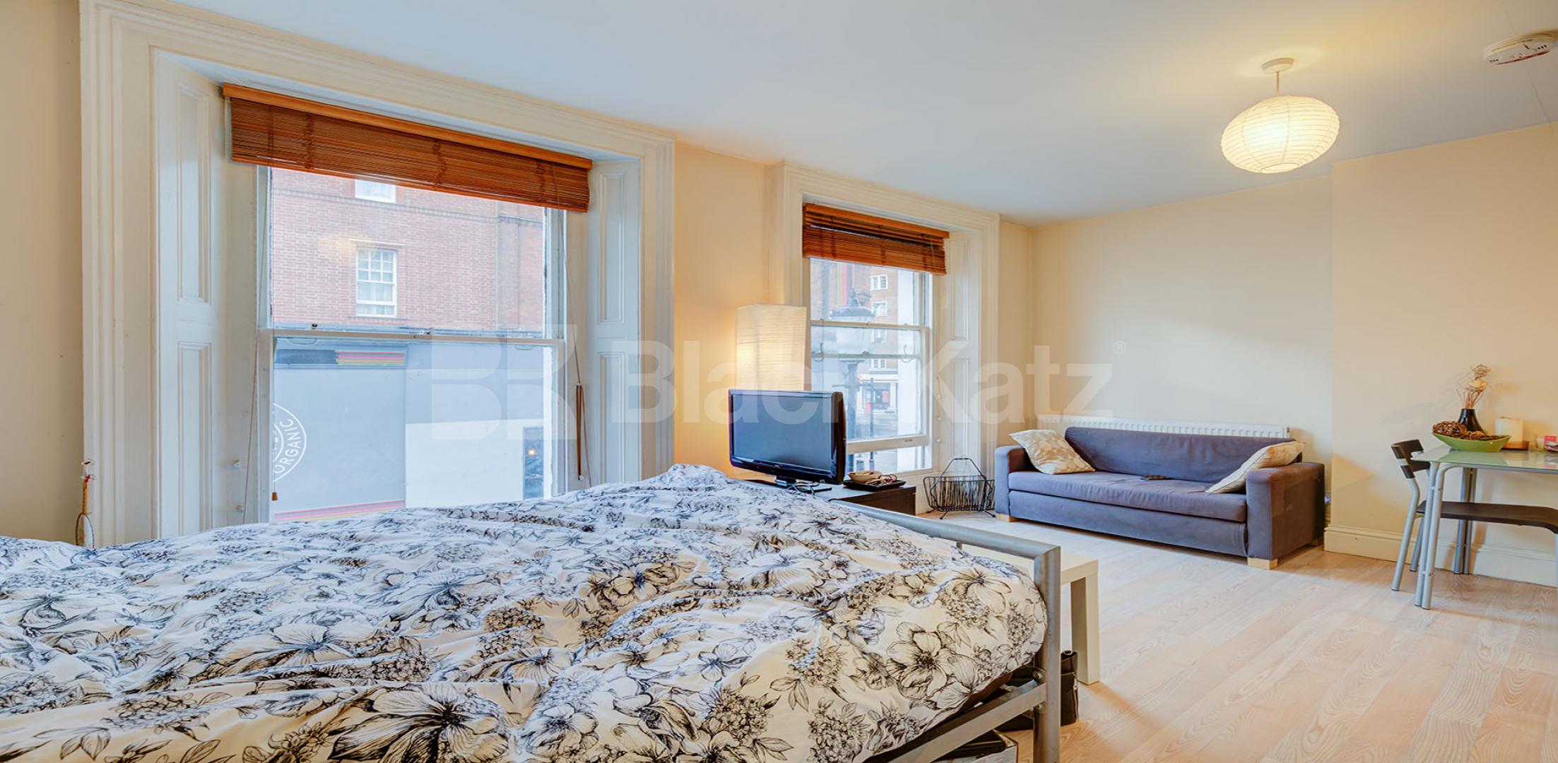 Spacious studio amazing location modern kitchen mins to tube & shops Abingdon Road, High Street Kensington